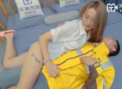 Chủ nhà khêu gợi và anh shipper bất ngờ